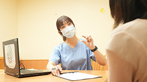 術前外来で患者さんへ麻酔の説明を行う麻酔専従看護師
